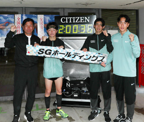 学法石川は大会新記録2時間0分36秒で初優勝を決め松田監督（左）とポーズをとる（撮影・上山淳一）