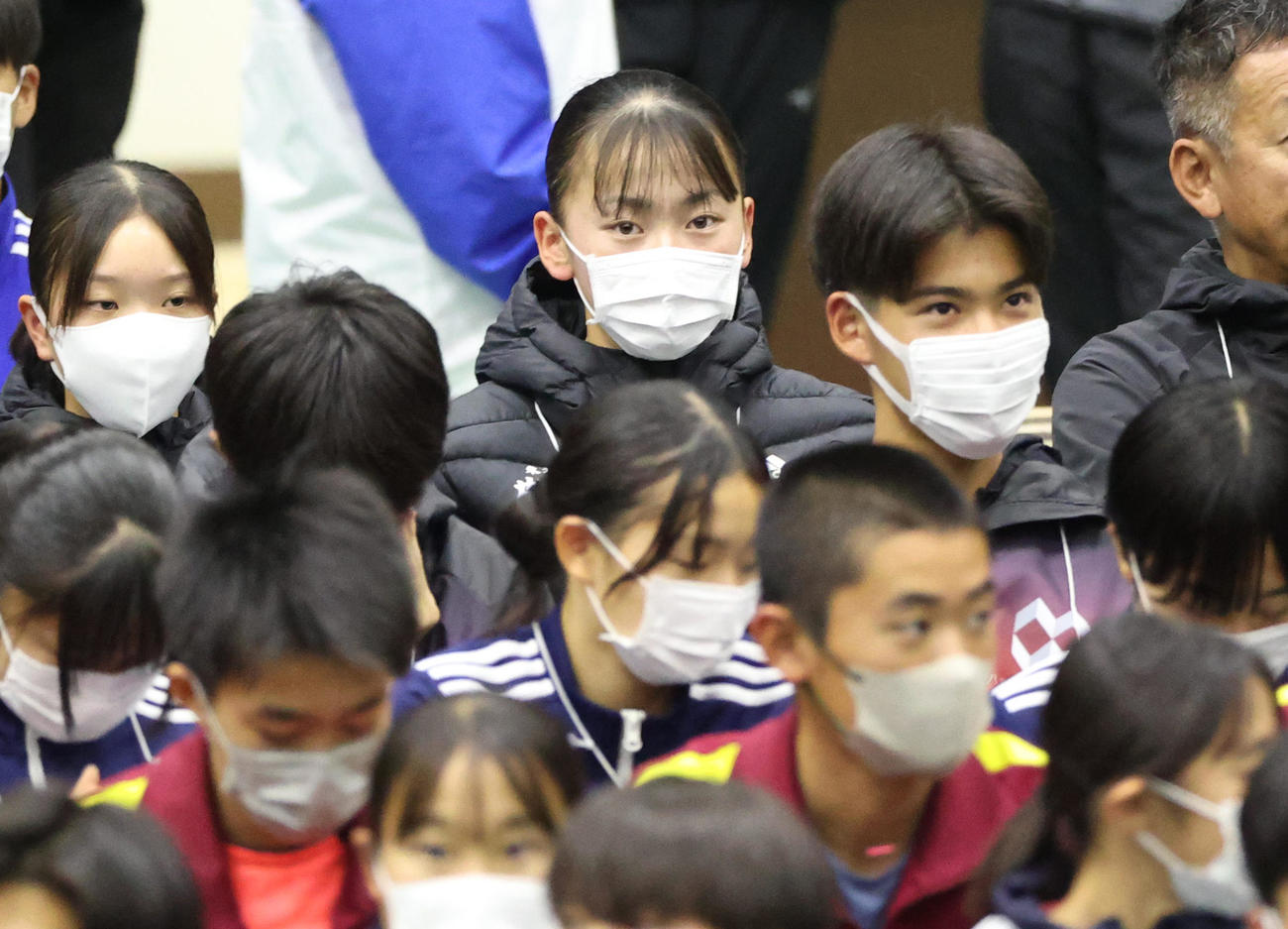 全国高校駅伝の開会式に臨む東大阪大敬愛の久保凛（中央）（撮影・上山淳一）