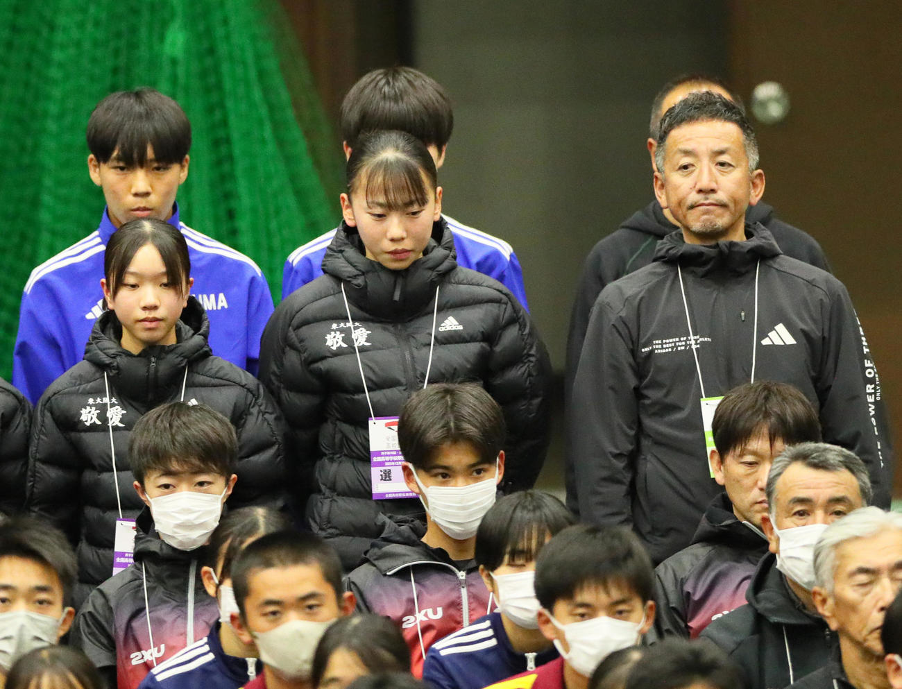 開会式で紹介される東大阪大敬愛の久保凛（中央）ら（撮影・上山淳一）
