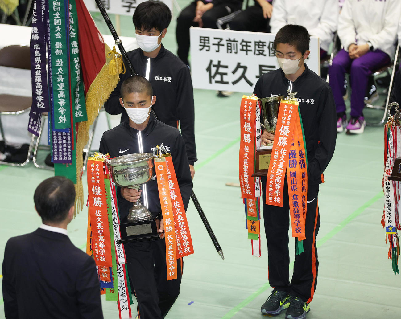 男子優勝杯を返還する前年度優勝の佐久長聖（撮影・上山淳一）