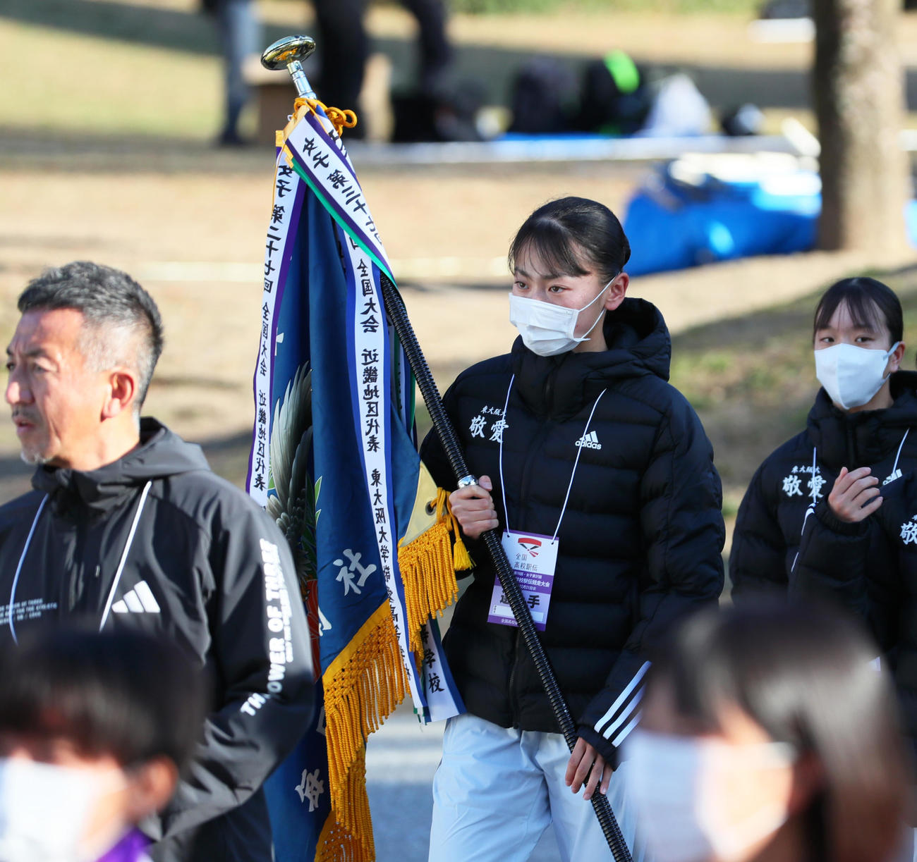 東大阪大敬愛の久保凛は、近畿地区代表旗を手に開会式に臨む（撮影・上山淳一）