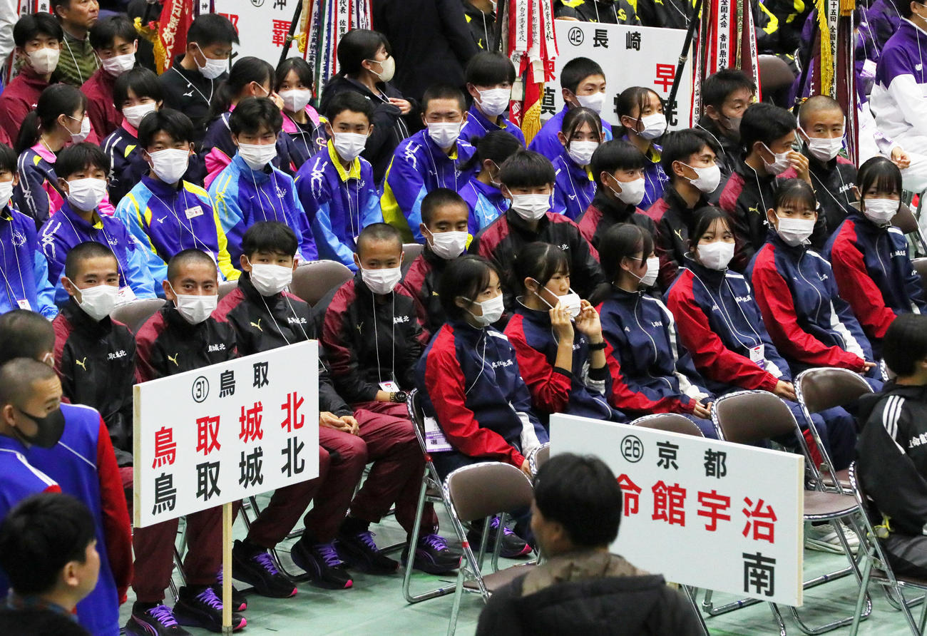 開会式に臨む鳥取城北の選手ら（撮影・上山淳一