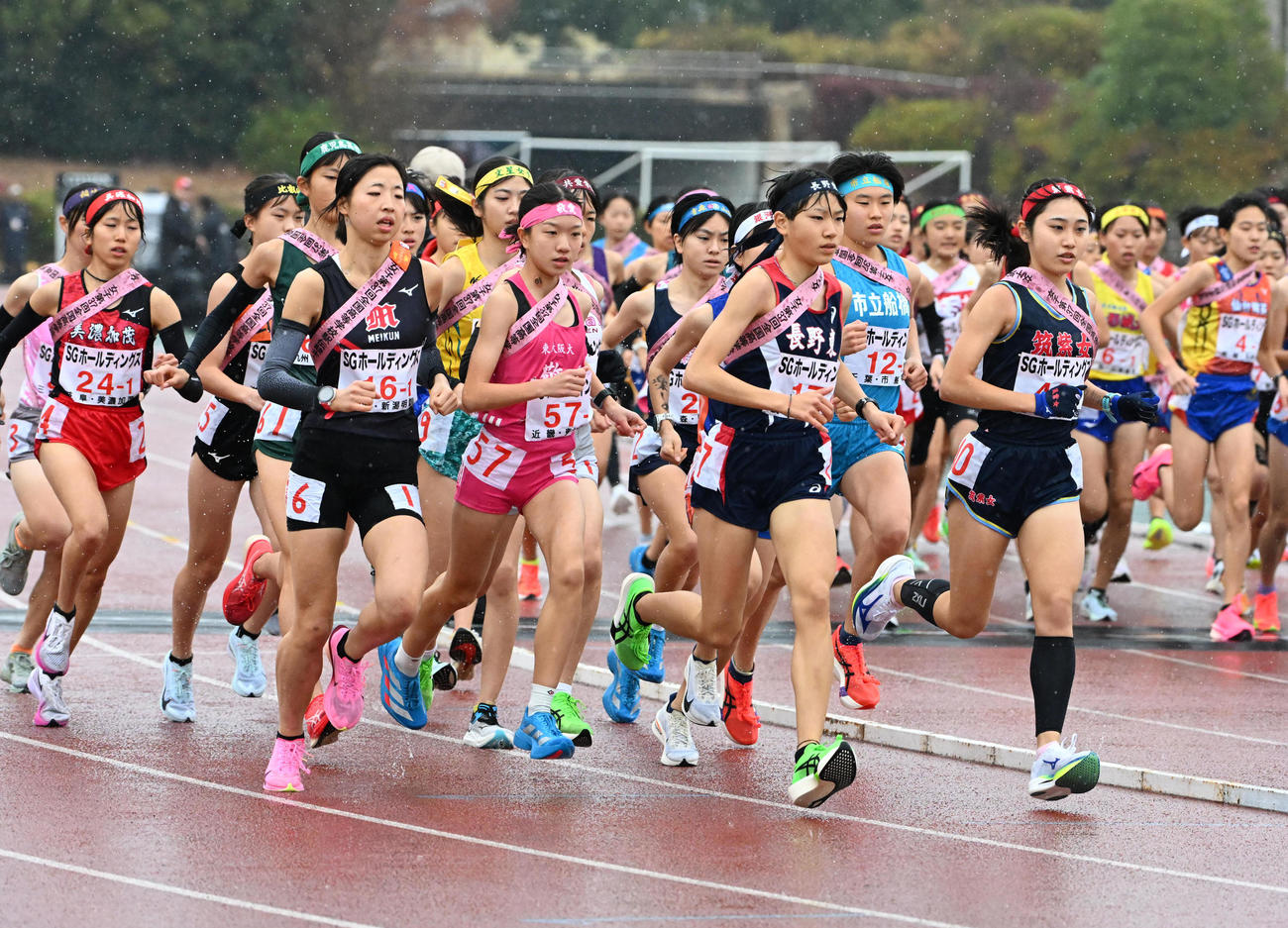 一斉にスタートする女子選手たち（撮影・石井愛子）