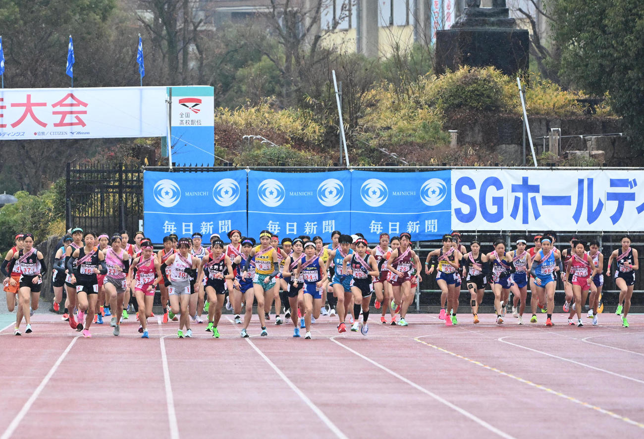 一斉にスタートする女子選手たち（撮影・石井愛子）