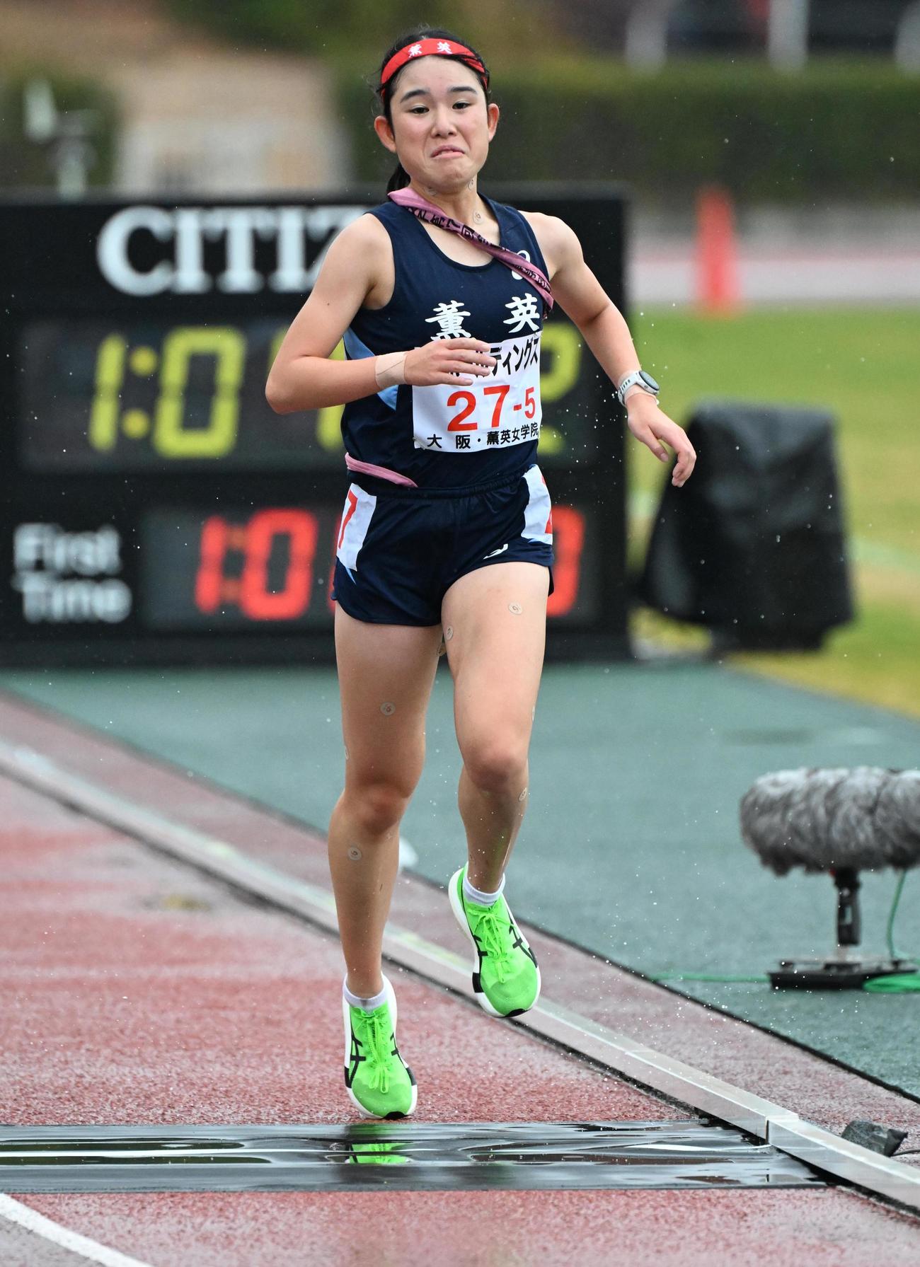 全国高校駅伝女子の部　2位でゴールした薫英女学院の福本真生（撮影・石井愛子）