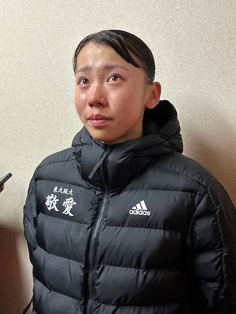 取材対応中に悔し涙を流す東大阪大敬愛・久保凛