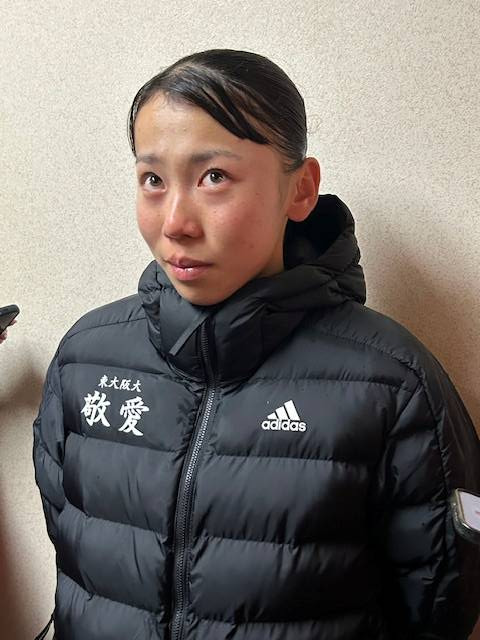 取材対応中に悔し涙を流す東大阪大敬愛・久保凛