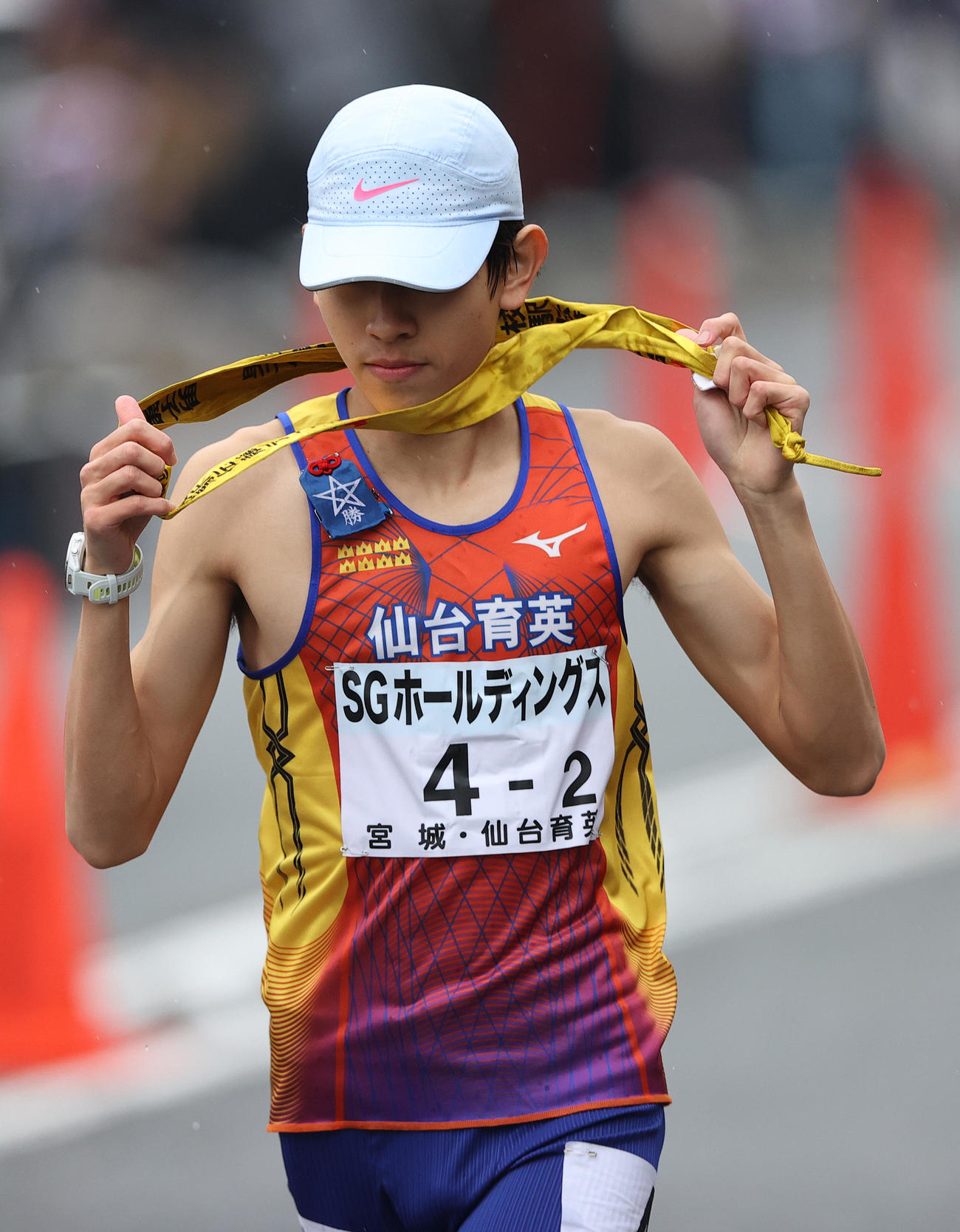 タスキを受け力走する仙台育英2区の簡子（撮影・上山淳一）