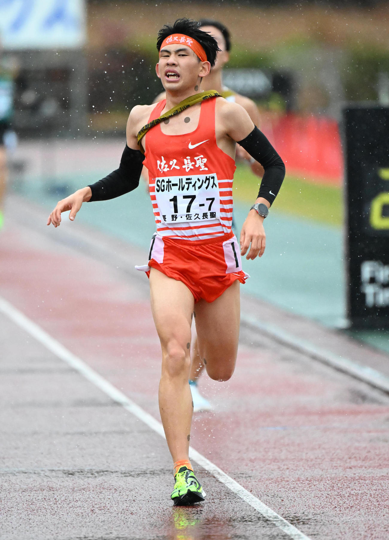全国高校駅伝　男子の部10位でゴールする佐久長聖アンカーの林和輝（撮影・石井愛子）