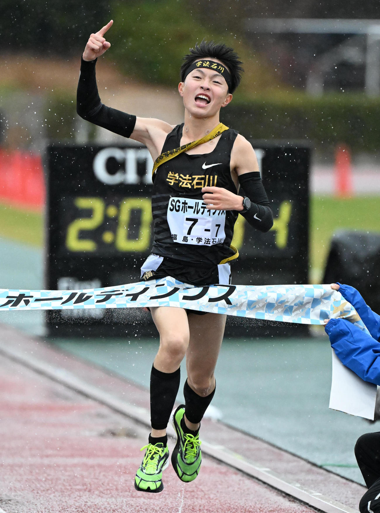 全国高校駅伝　男子の部を制した学法石川アンカーの美沢（撮影・石井愛子）