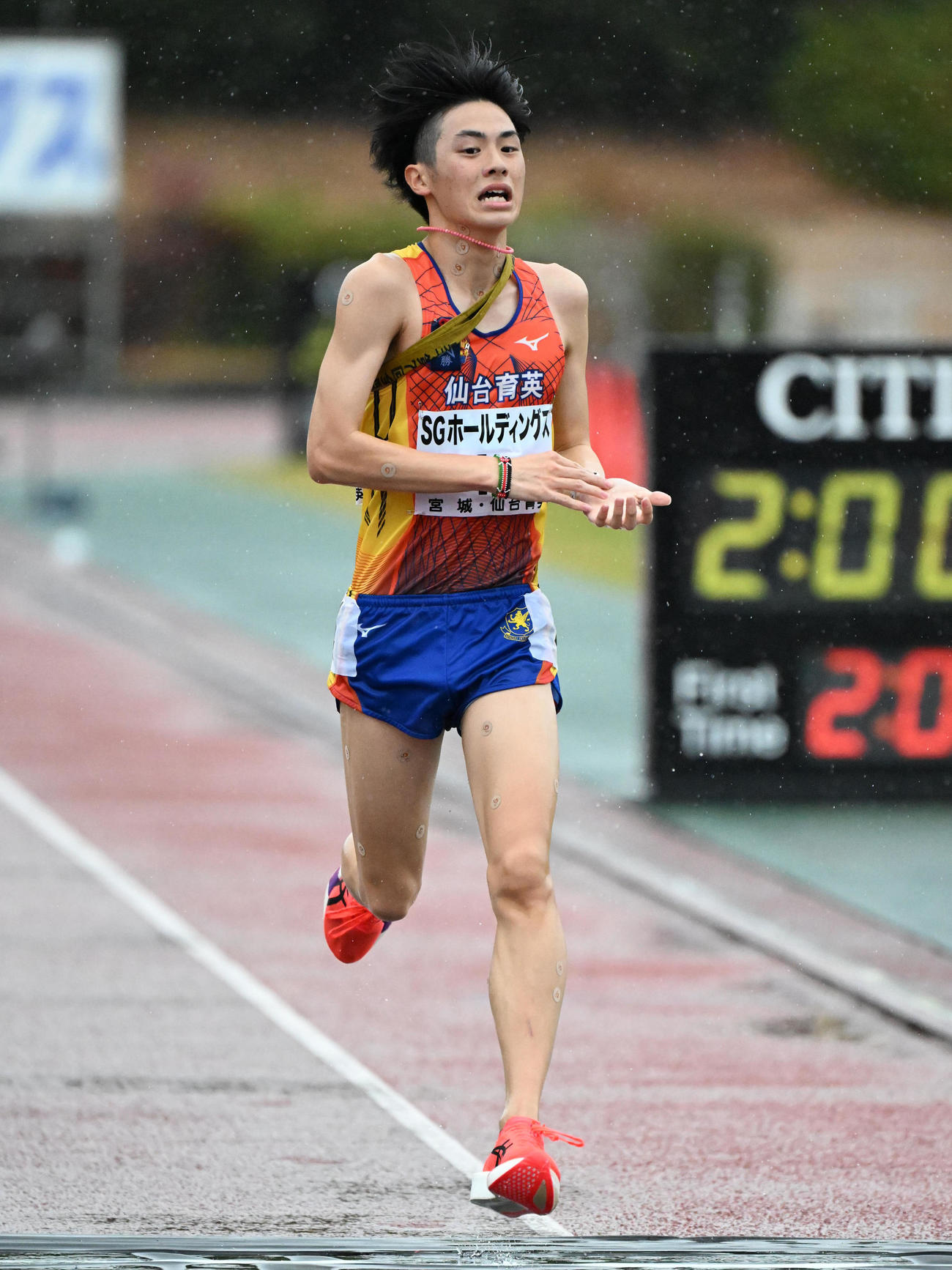 全国高校駅伝　男子の部2位でゴールする仙台育英アンカーの若林司（撮影・石井愛子）