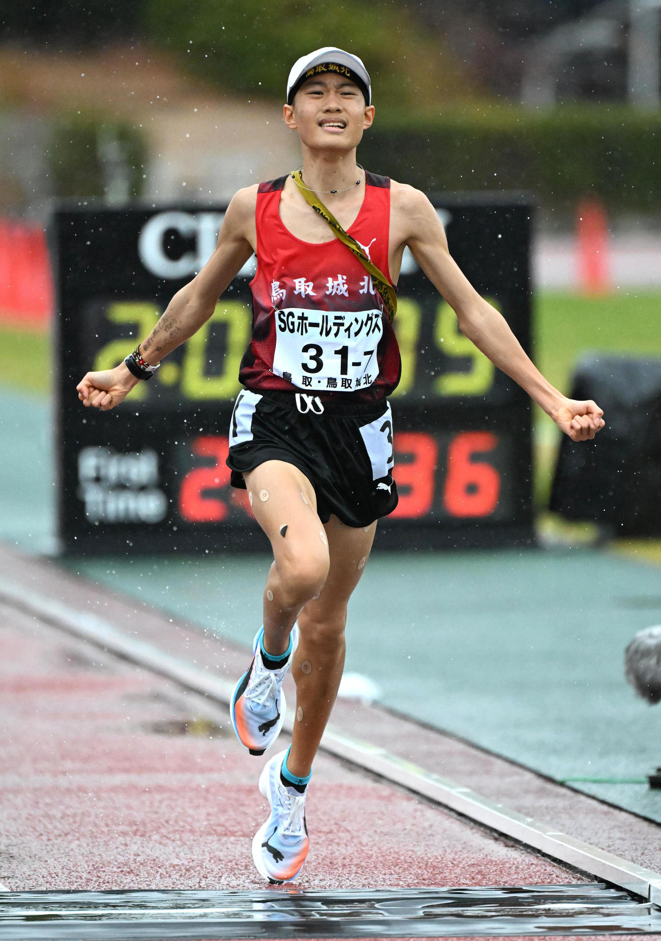 全国高校駅伝　男子の部4位でゴールする鳥取城北アンカーの長煌介（撮影・石井愛子）