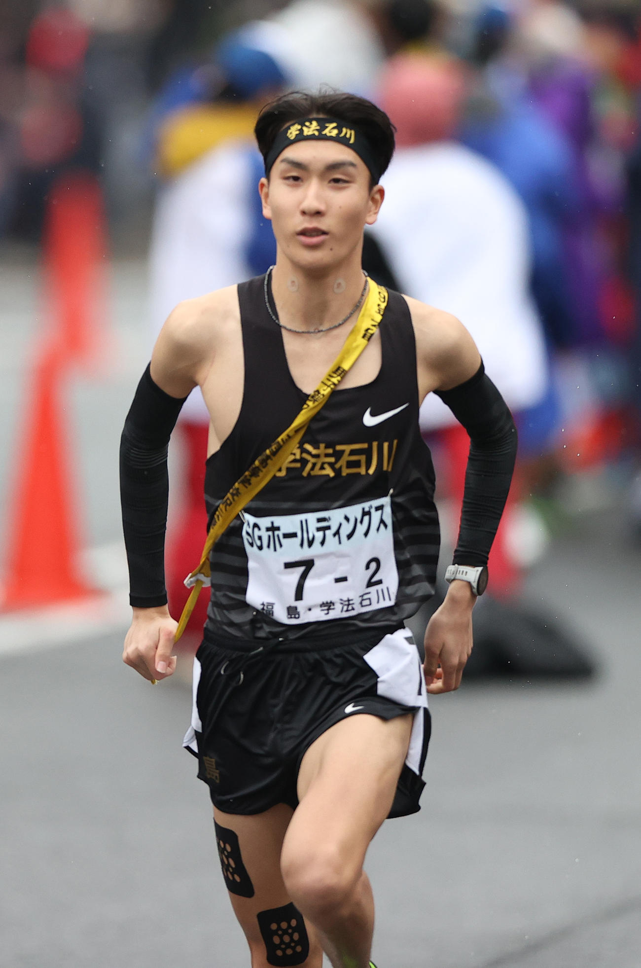 タスキを受け力走する学法石川2区の若田（撮影・上山淳一）