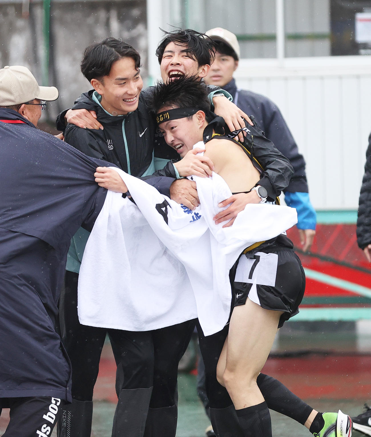 初優勝を決め歓喜する学法石川アンカーの美沢（右）ら（撮影・上山淳一
