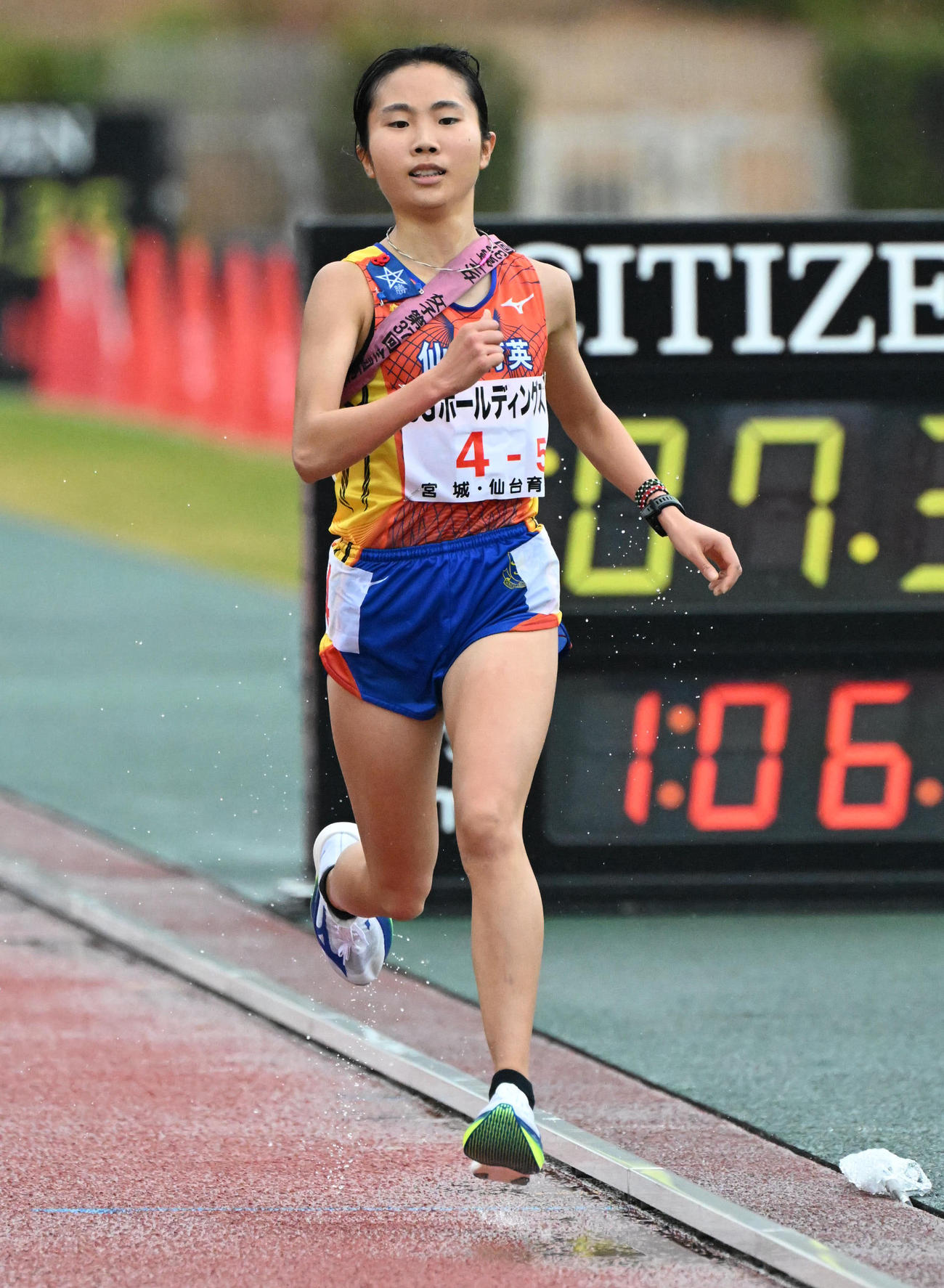 全国高校駅伝女子の部を4位でゴールする仙台育英アンカーの橘のん（撮影・石井愛子）
