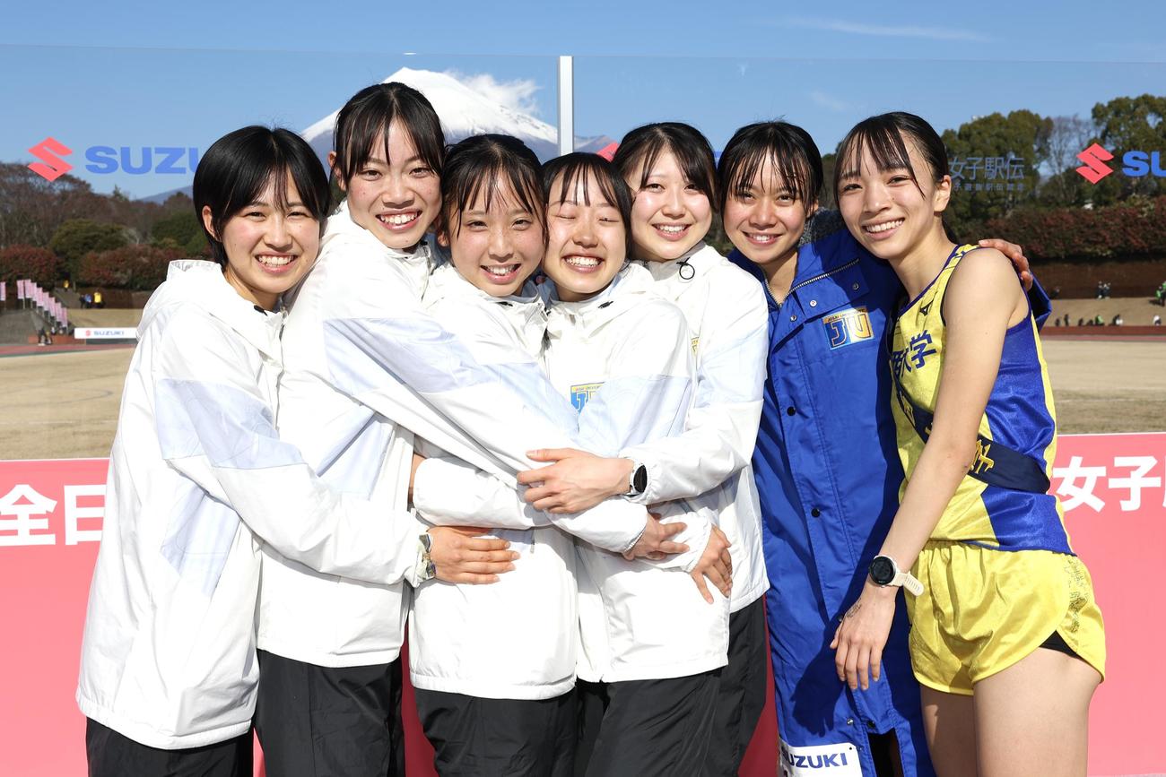 優勝し笑顔の城西大の選手たち（撮影・宮地輝）