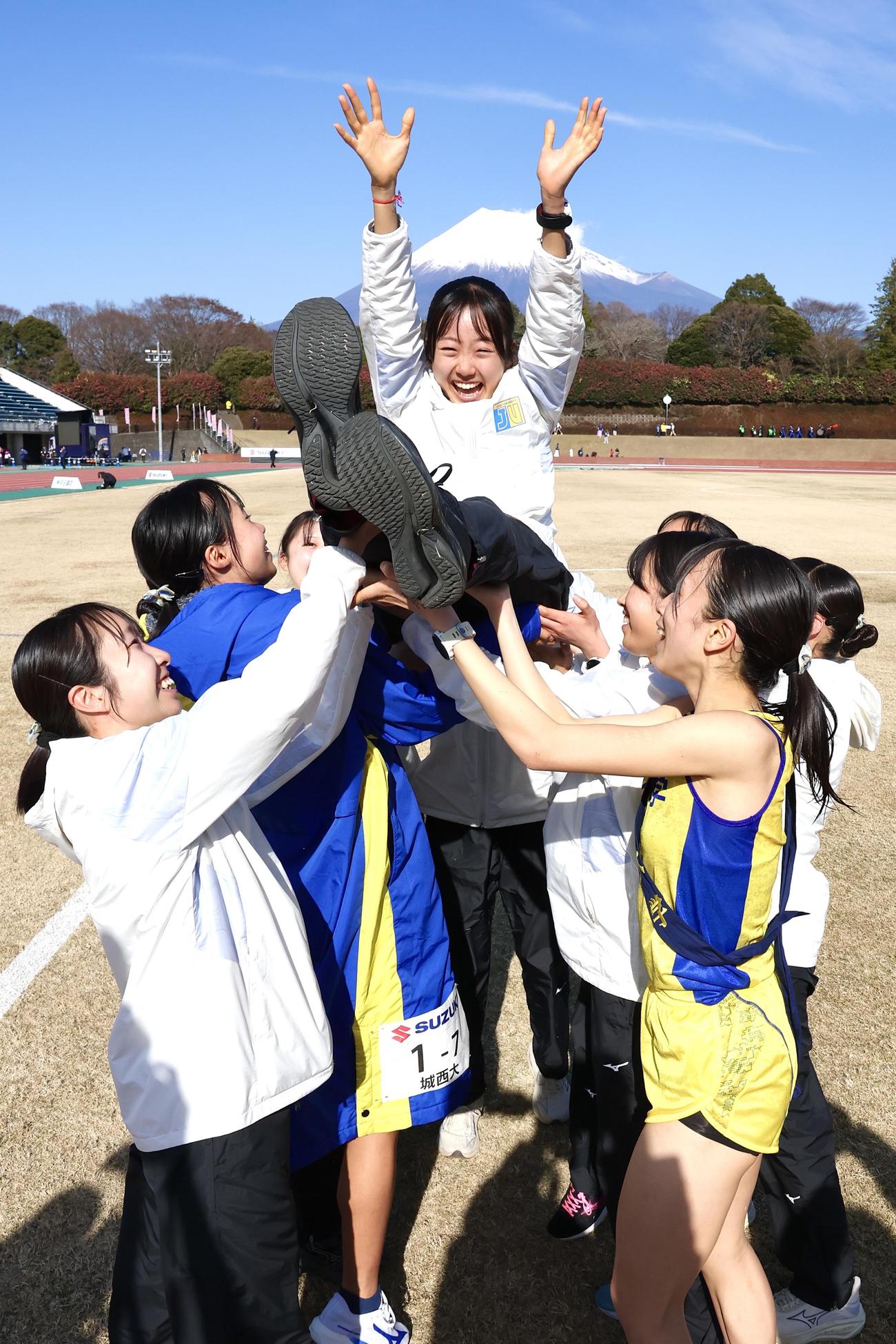 優勝しチームメートに胴上げされる城西大・金子主将（撮影・宮地輝）