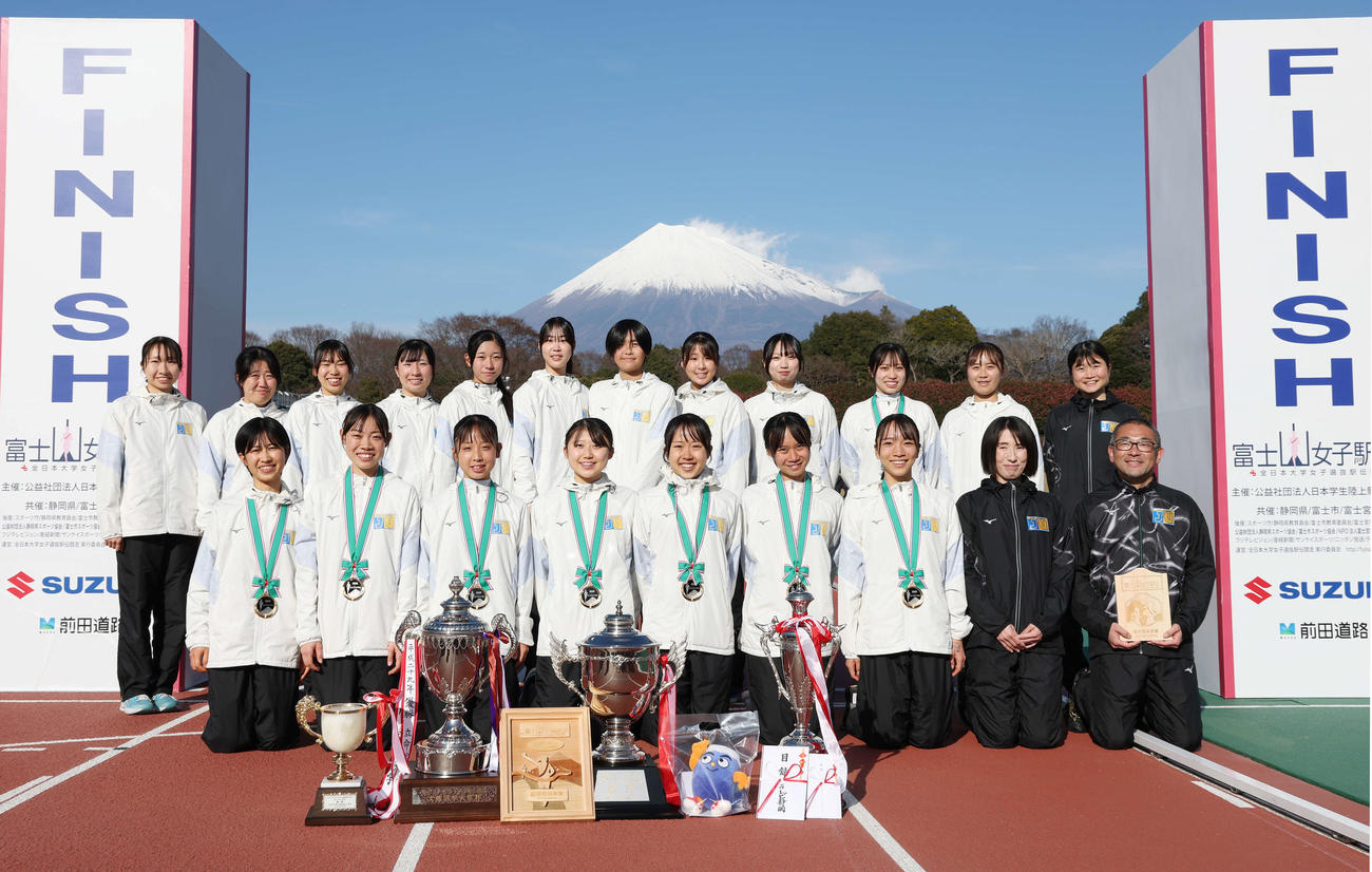 優勝し笑顔で記念撮影する城西大の選手たち（撮影・宮地輝）