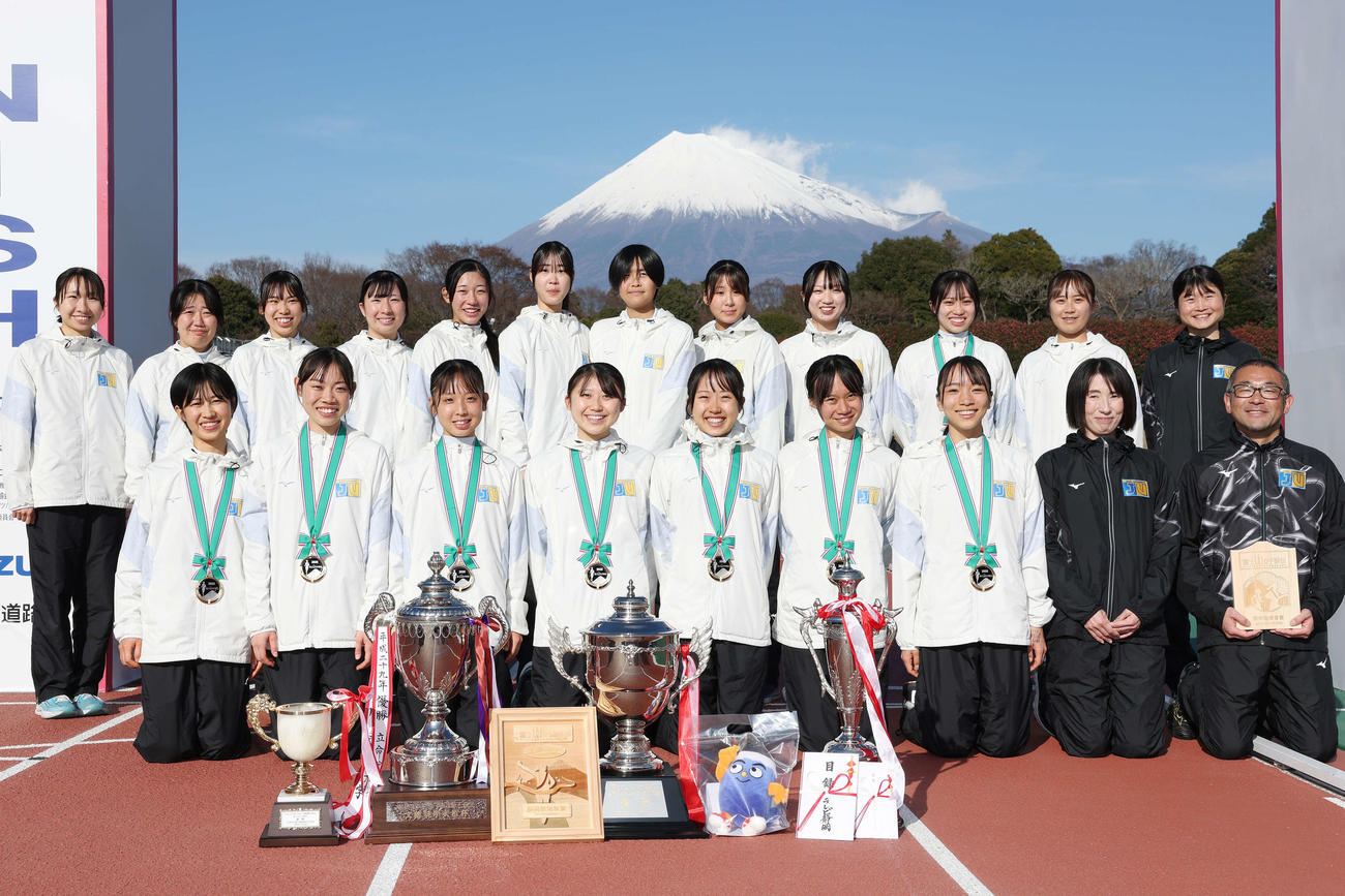 優勝し笑顔で記念撮影する城西大の選手たち（撮影・宮地輝）