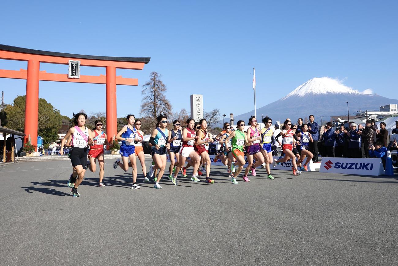 富士山本宮浅間大社をスタートする選手たち（撮影・宮地輝）