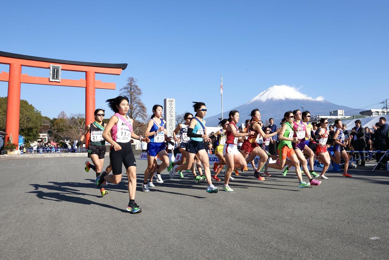富士山本宮浅間大社をスタートする選手たち（撮影・宮地輝）