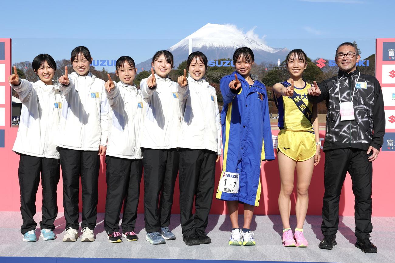 優勝した城西大の選手たち（撮影・宮地輝）