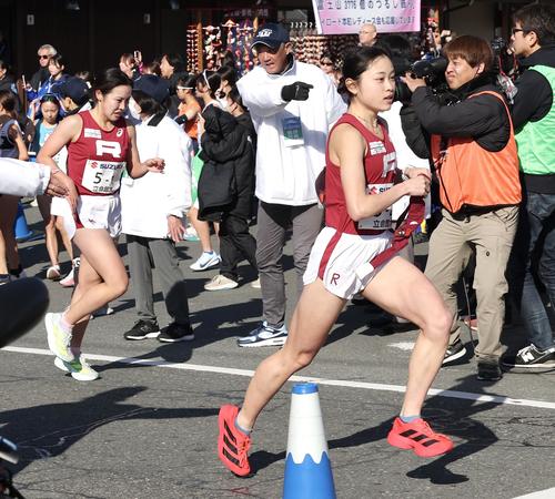 立命大1区佐藤（左）からたすきを受け走り出す2区太田（撮影・宮地輝）