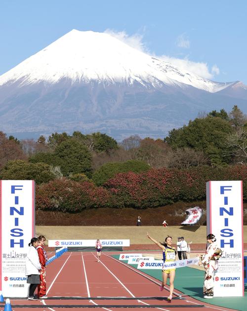 富士山を背に1位でゴールする城西大・大西（撮影・宮地輝）