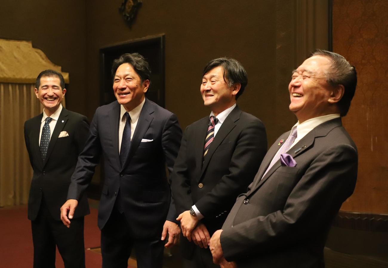 取材中に笑顔を見せる、左から関東学連専務理事の日隈広至氏、箱根駅伝対策委員長の原晋氏、関東学連副会長の大後栄治氏、神奈川県知事の黒岩祐治氏（撮影・藤塚大輔）