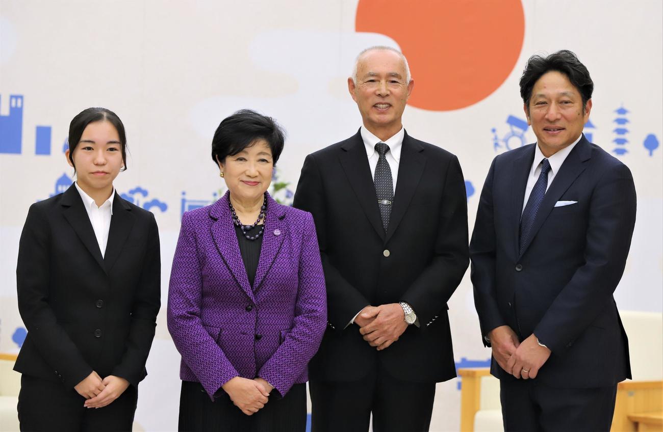 東京都庁を訪れた、左から関東学連幹事長の次呂久直子さん、小池百合子都知事、関東学連会長の植田恭史、箱根駅伝対策委員長で青学大監督の原晋氏（撮影・藤塚大輔）
