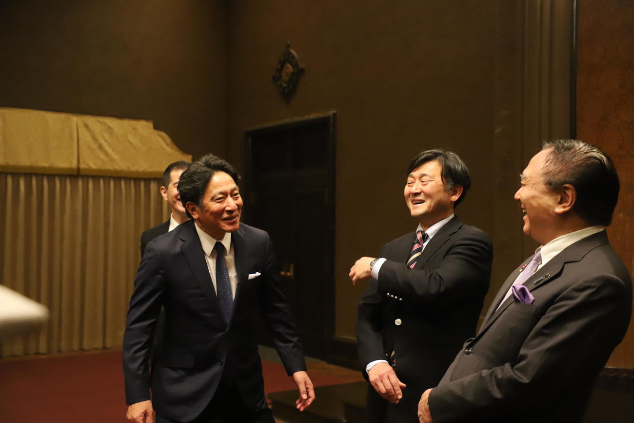 取材中に笑顔を見せる、左から箱根駅伝対策委員長の原晋氏、関東学連副会長の大後栄治氏、神奈川県知事の黒岩祐治氏（撮影・藤塚大輔）