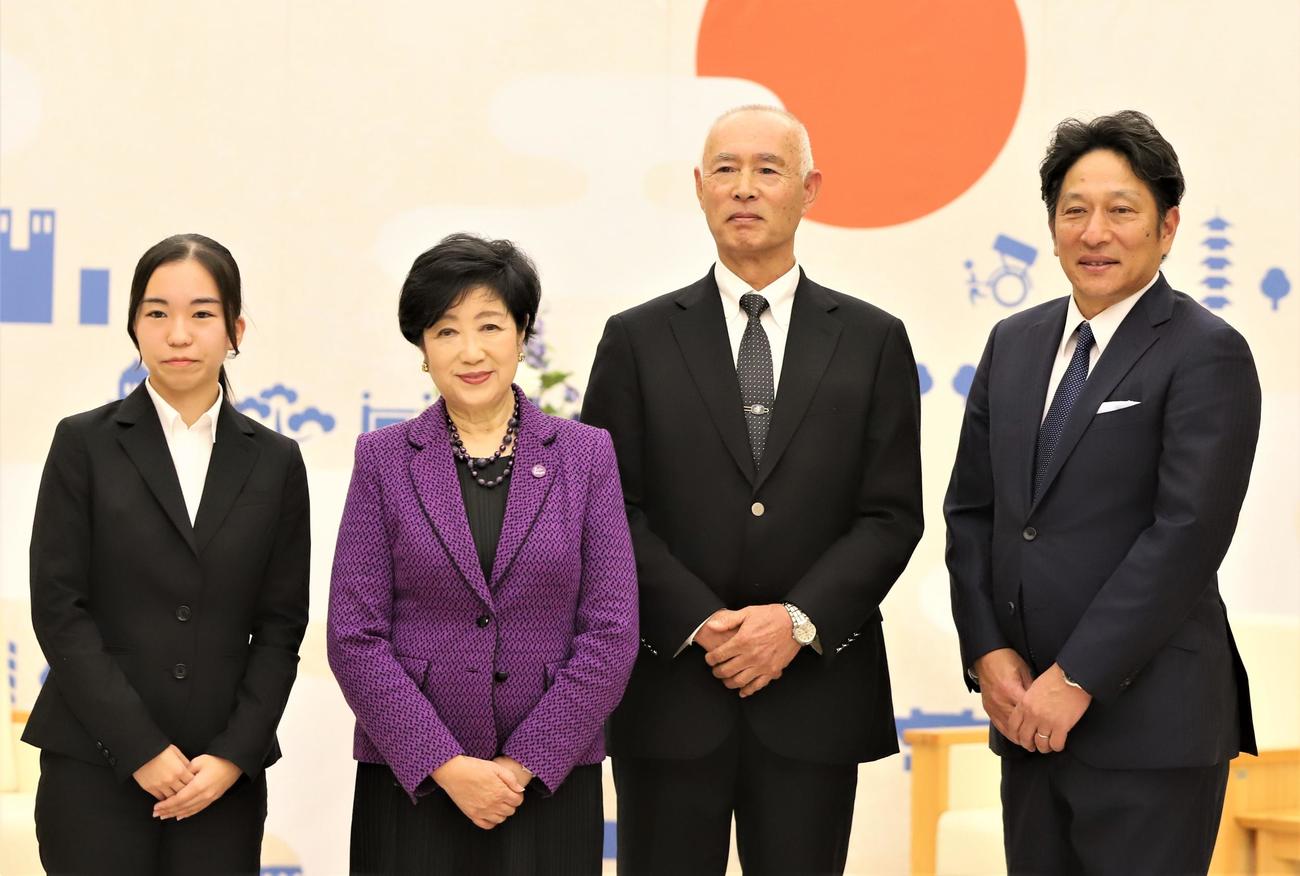 東京都庁を訪れた、左から関東学連幹事長の次呂久直子さん、小池百合子都知事、関東学連会長の植田恭史氏、箱根駅伝対策委員長で青学大監督の原晋氏（撮影・藤塚大輔）