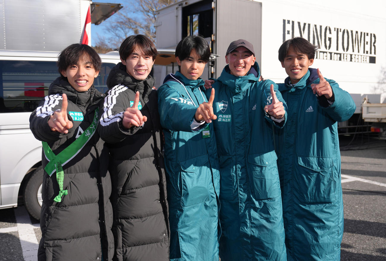 往路優勝を果たしポーズを決める青学大の、左から5区黒田、4区平松、3区宇田川、2区飯田、1区小河原（撮影・足立雅史）