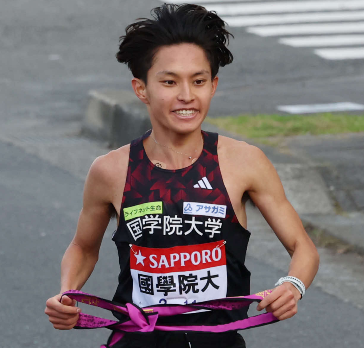 鶴見中継所を1位でタスキリレーする国学院大・青木（撮影・増田悦実）