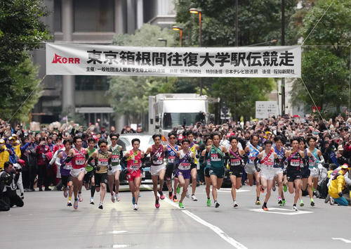 東京・大手町を一斉にスタートする1区の選手たち（撮影・足立雅史）