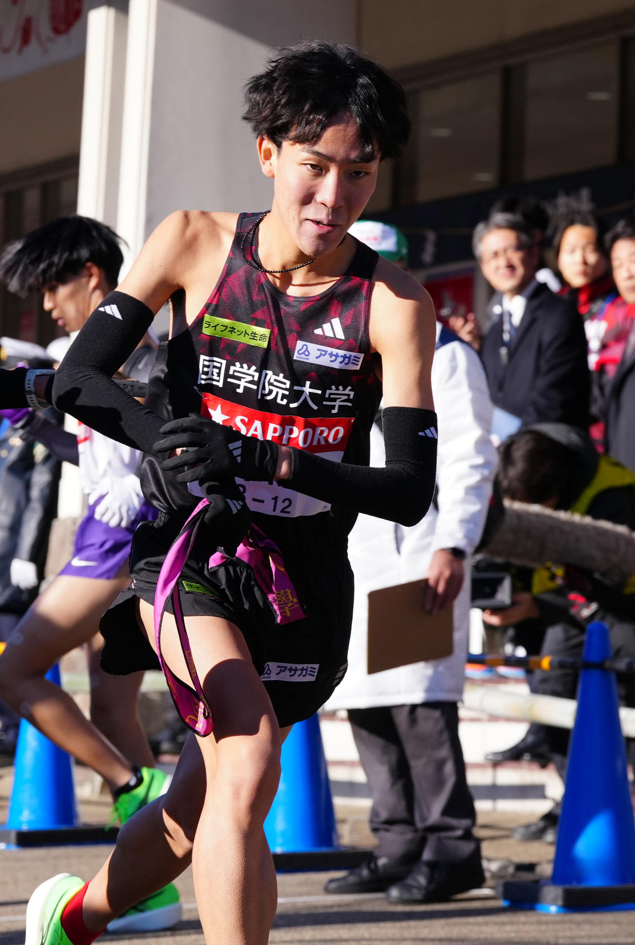 小田原中継所を出発する国学院大7区高山（撮影・鈴木みどり）