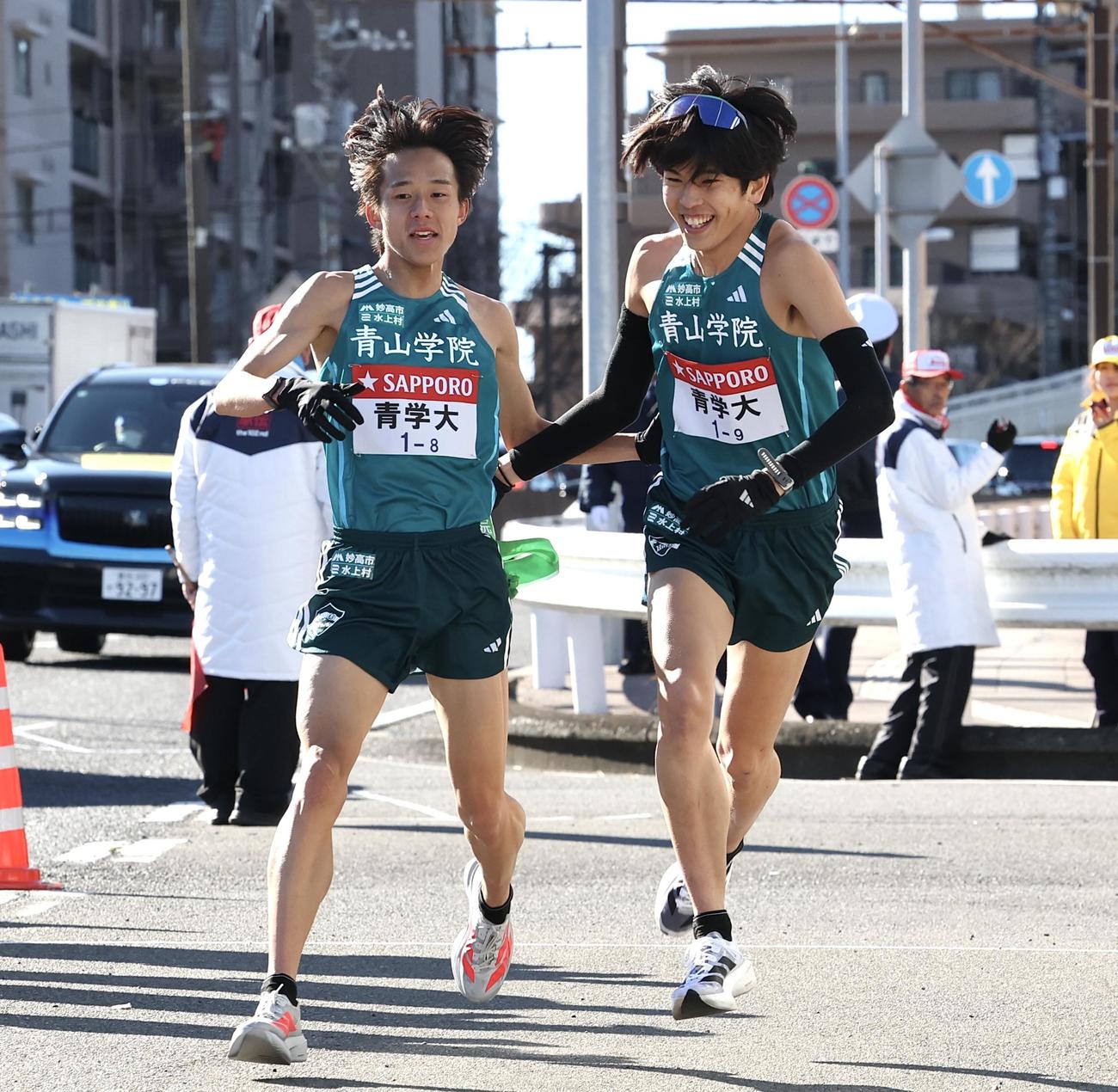 戸塚中継所で青学大8区塩出（左）は9区佐藤にタスキをつなぐ（撮影・宮地輝）