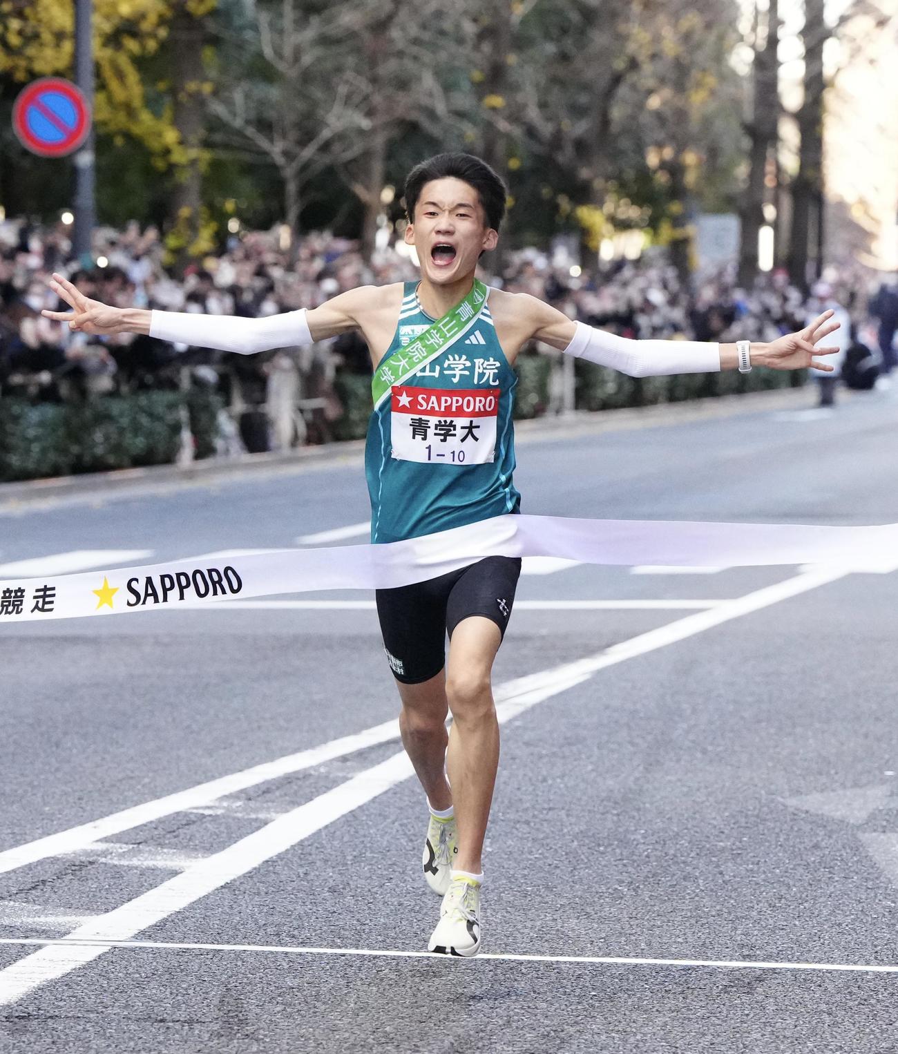 箱根駅伝総合優勝のゴールテープを切る青学大10区折田（撮影・江口和貴）