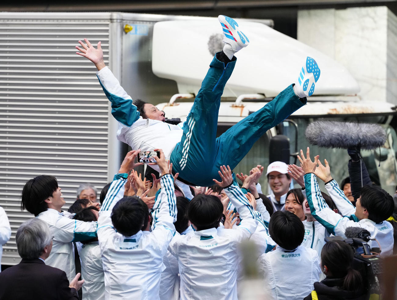 優勝し、胴上げされる青学大・原監督（撮影・鈴木みどり）