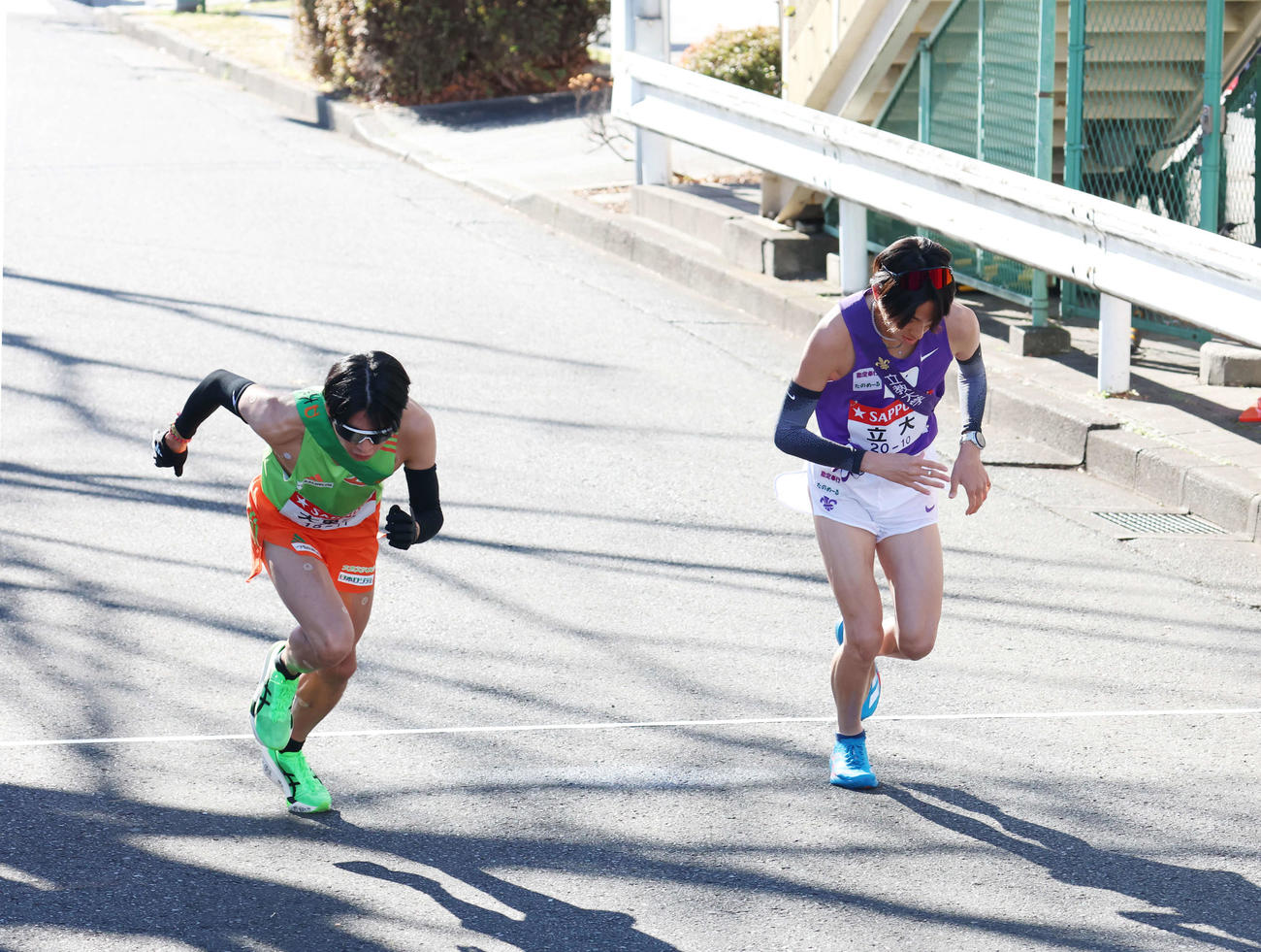 鶴見中継所で繰り上げスタートする10区の大東文化大・赤星（左）と立大・鈴木（撮影・増田悦実）