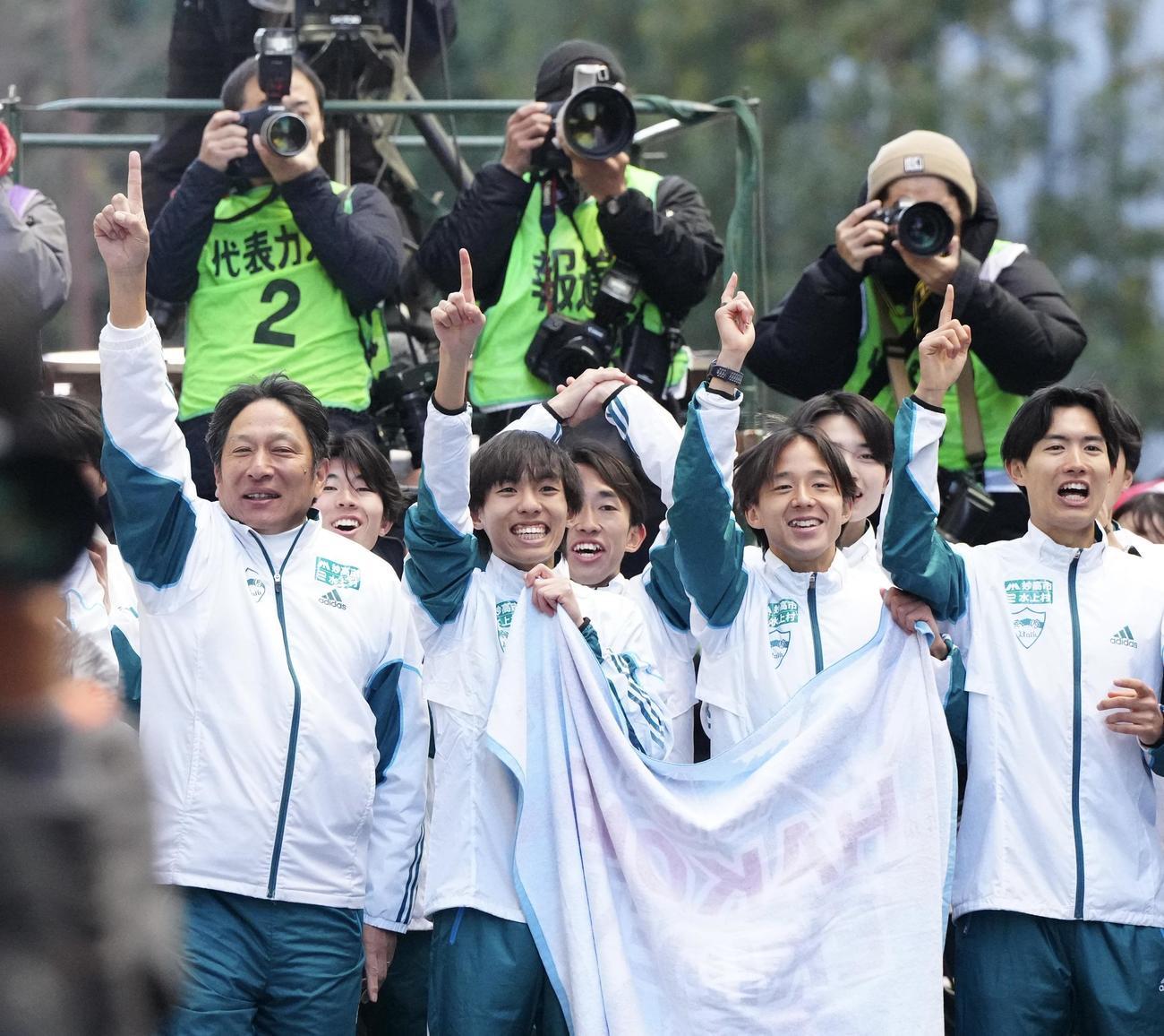 ゴールで青学大10区折田を迎える原監督（左端）ら（撮影・江口和貴）