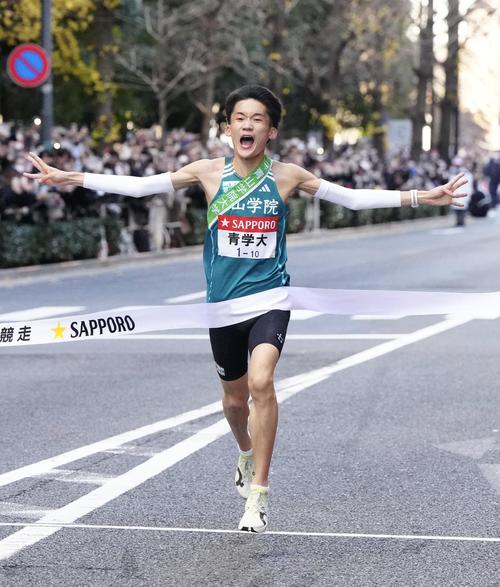 箱根駅伝総合優勝のゴールテープを切る青学大10区折田（撮影・江口和貴）