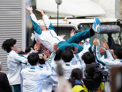 優勝し、胴上げされる青学大・原監督（撮影・鈴木みどり）