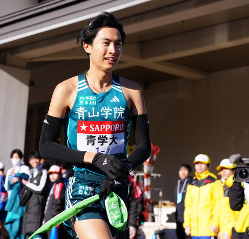 小田原中継所を出発する青学大7区佐藤（撮影・鈴木みどり）