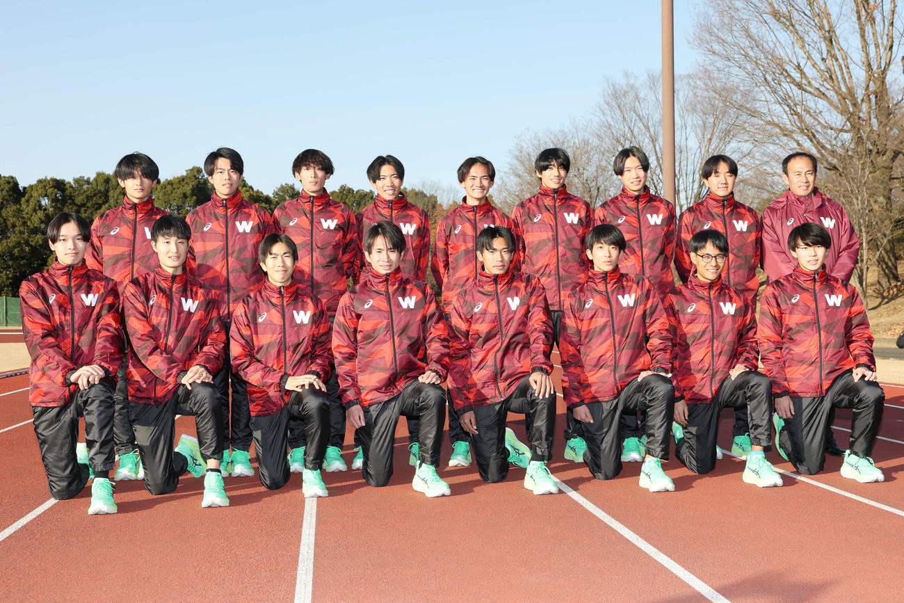 フォトセッションに臨む早大の選手たち、前列左から宮本、小平、宮岡、山口智、間瀬田、伊藤、工藤、武田、後列左から多田、佐々木、瀬間、山崎、山口竣、吉倉、鈴木、堀野、花田監督（撮影・宮地輝）