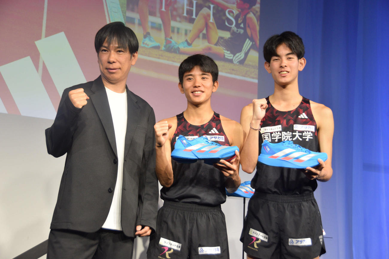 アディダスのイベントに登壇した国学院大の、左から前田監督、上原、野中（2025年11月撮影）
