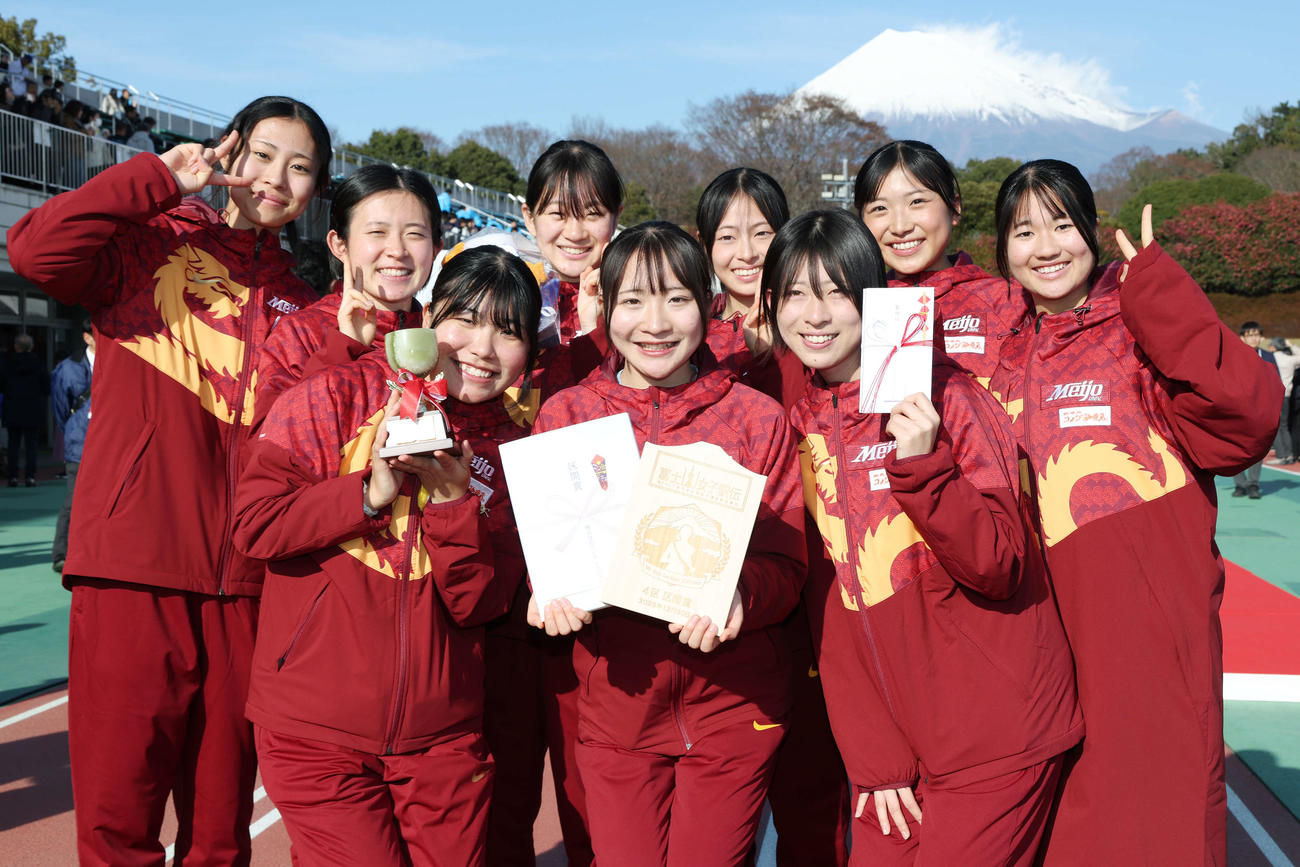 笑顔で記念撮影する名城大の選手たち（撮影・宮地輝）