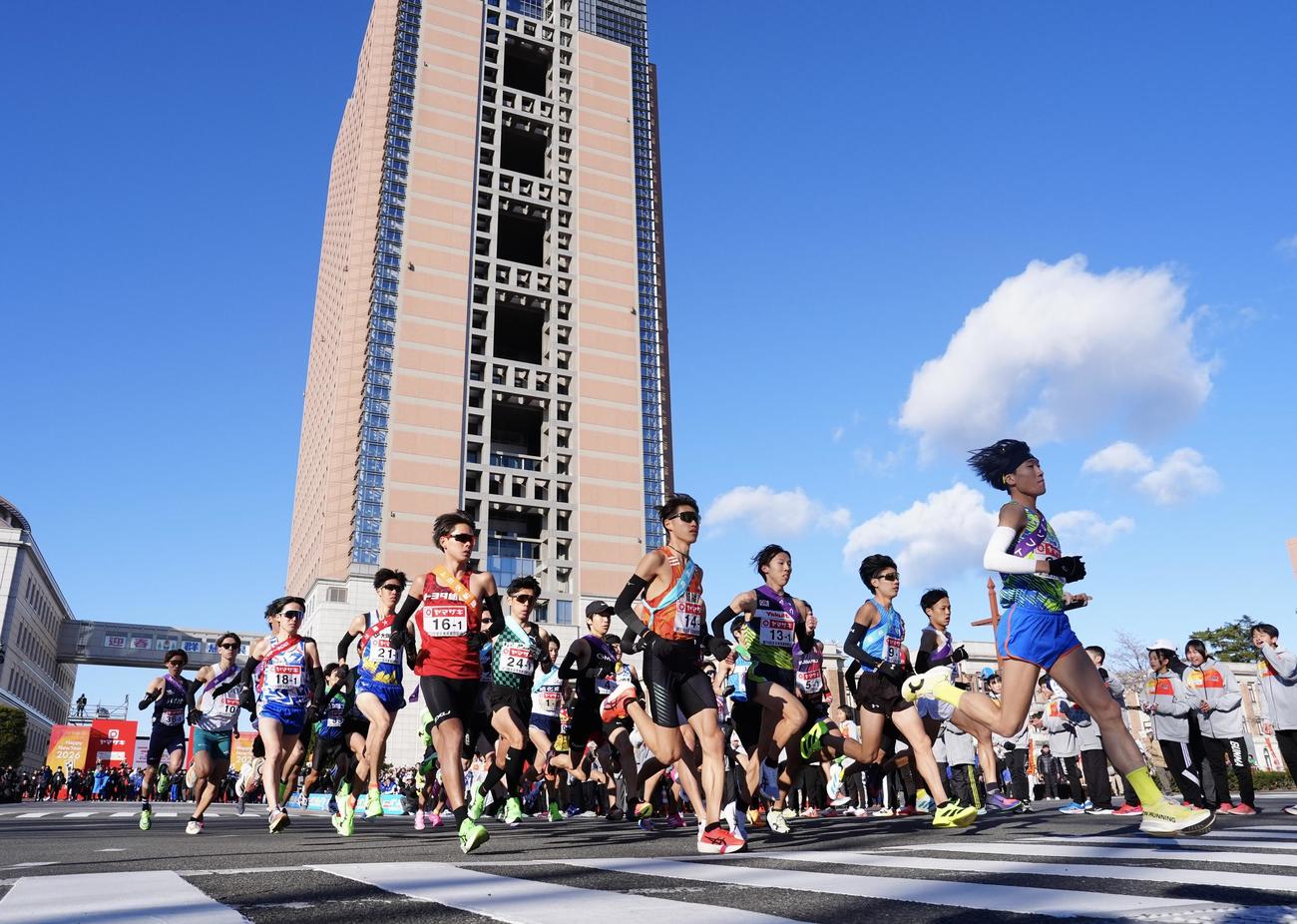 ニューイヤー駅伝でスタートする1区の選手たち（撮影・江口和貴）