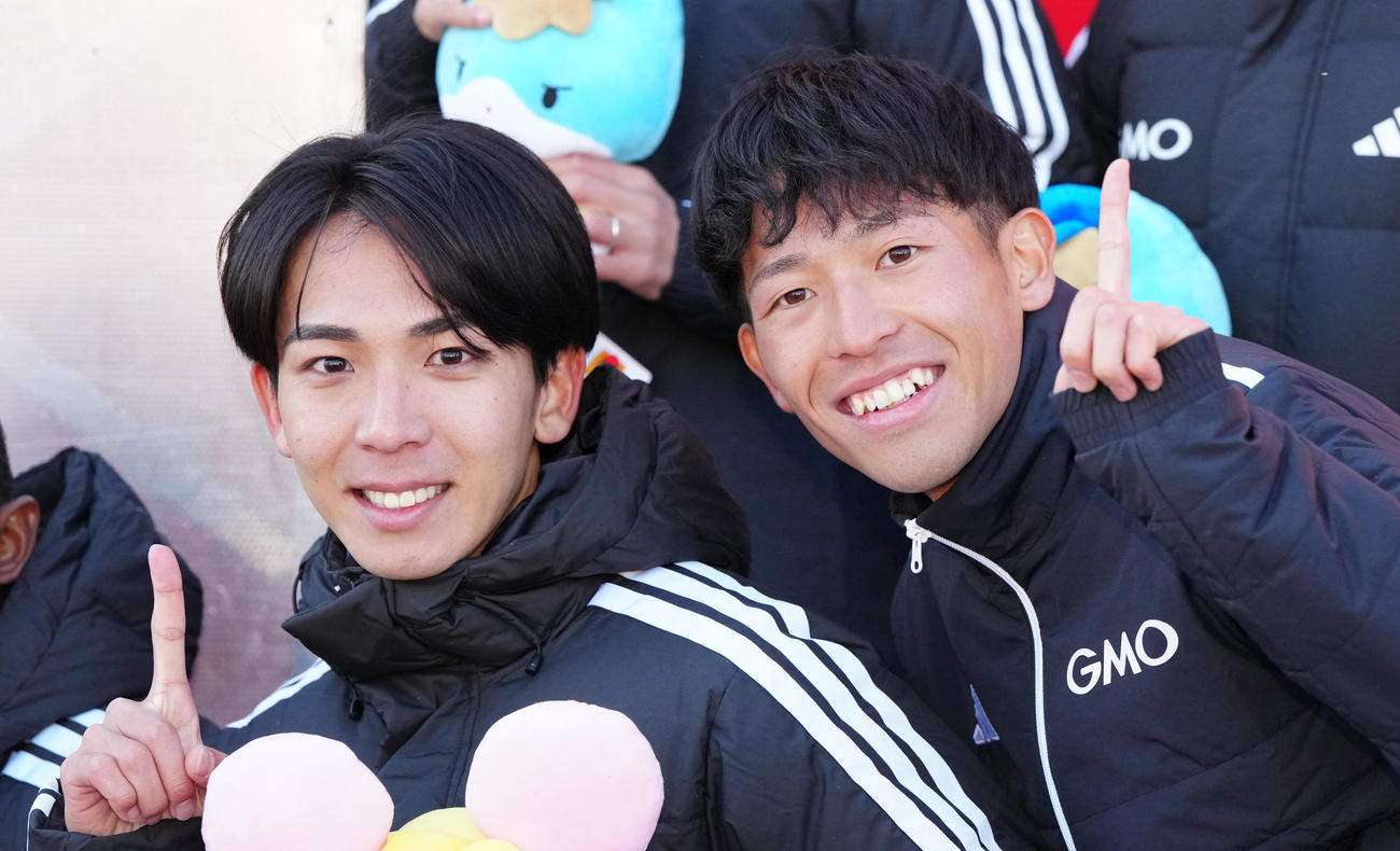 ニューイヤー駅伝で優勝し写真に納まるGMOインターネットグループ6区嶋津（右）と7区鶴川（撮影・江口和貴）