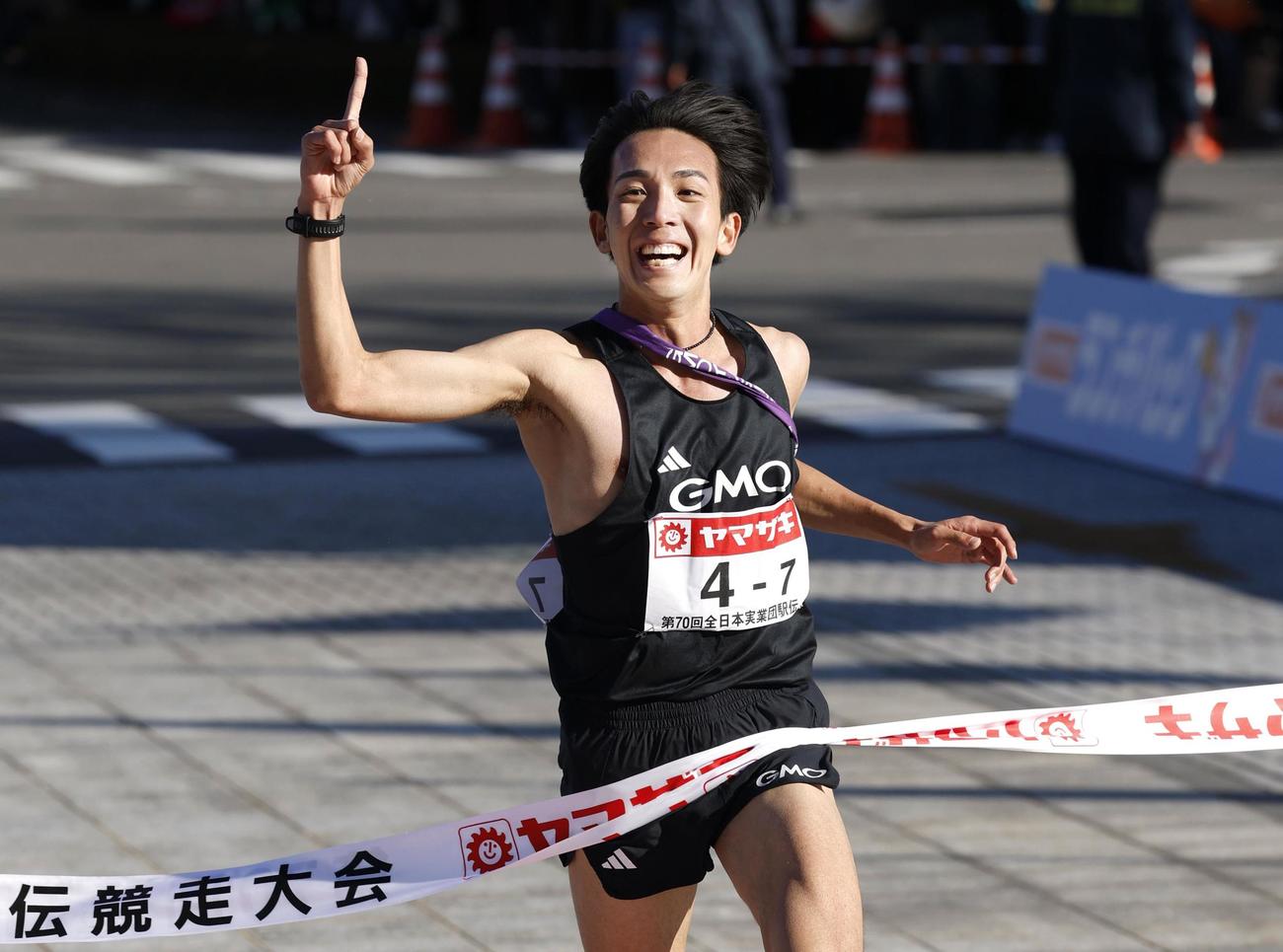 1位でゴールしたGMOインターネットグループのアンカー・鶴川正也。初優勝を果たした（共同）